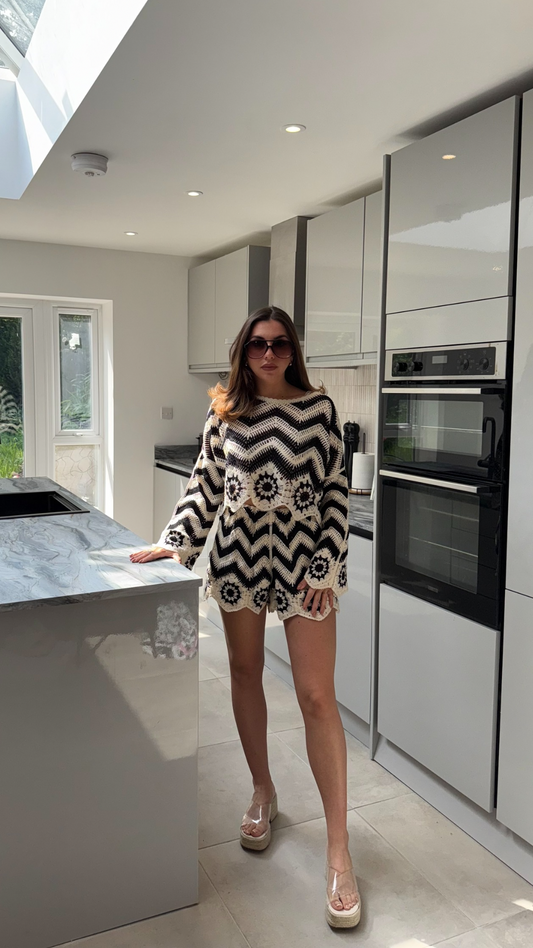 ZIGZAG CROCHET SHORTS